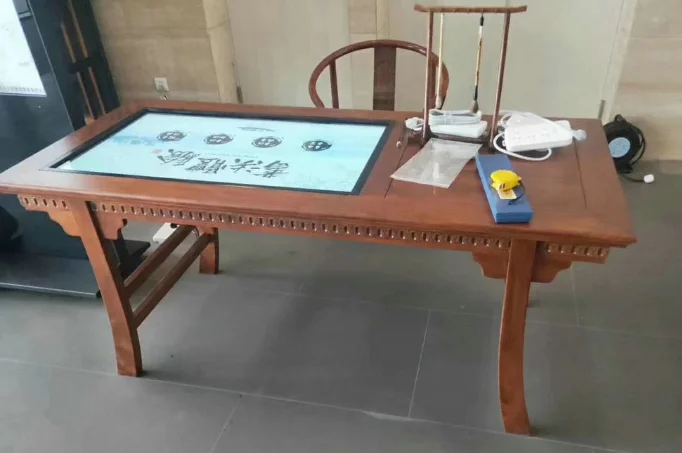La table en bois avec écran tactile – Test et Avis