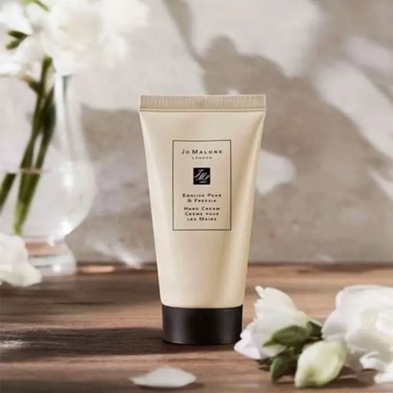« Crème Mains Freesia Britannique: Hydratante, Lisse, Blanche, Réparatrice » – Test et Avis